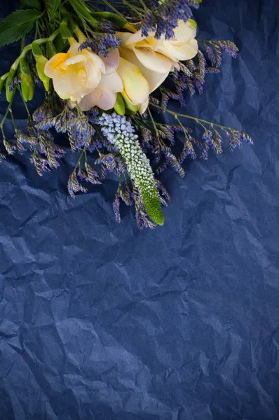 Flores y papel de regalo azul — Foto de Stock