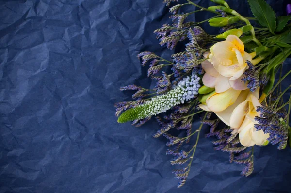 Flores y papel de regalo azul —  Fotos de Stock