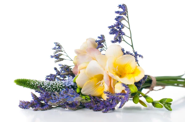 Bukett med gula och lila blommor — Stockfoto