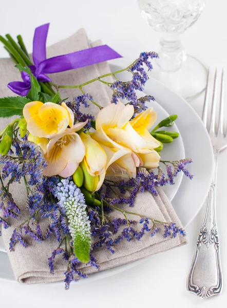 Configuração de mesa com freesias — Fotografia de Stock