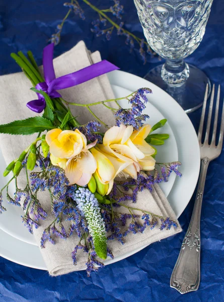 Apparecchiare la tavola con un bouquet — Foto Stock