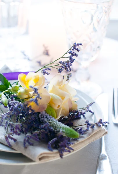 Réglage de table avec freesias — Photo