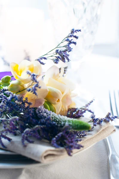 Configuração de mesa com freesias — Fotografia de Stock