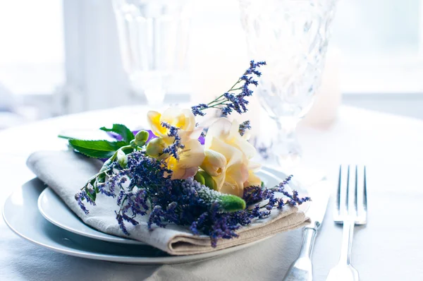 Configuração de mesa com freesias — Fotografia de Stock