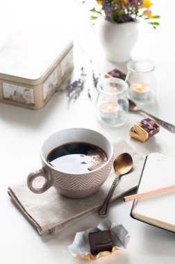 kahve, şeker ve çiçekler