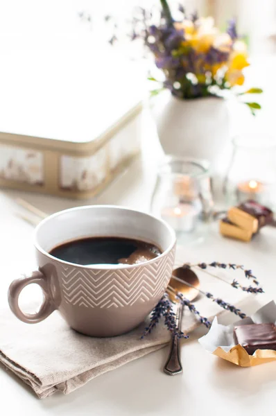 Kaffe, sötsaker och blommor — Stockfoto