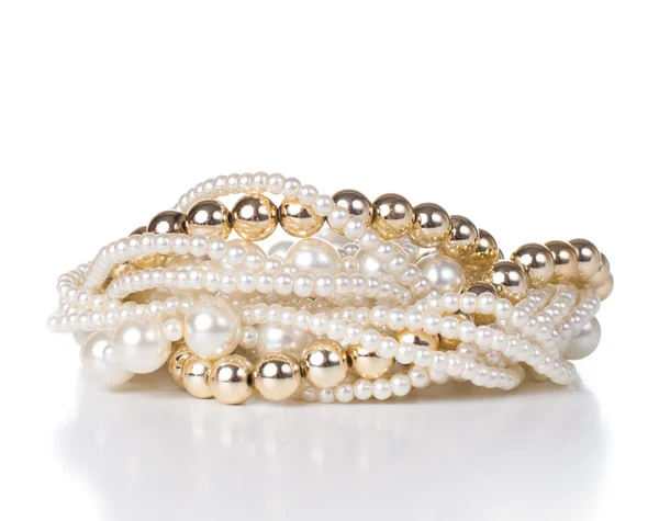 用金色和白色的珍珠做成的首饰 — 图库照片