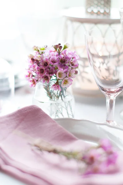 Flores rosa em uma mesa — Fotografia de Stock