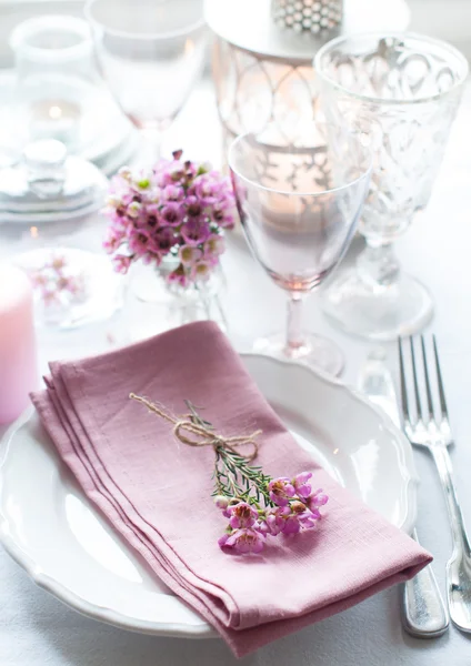 Instelling van de tabel van de feestelijke bruiloft — Stockfoto