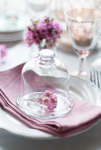 Bloemen in een glazen stolp Rechtenvrije Stockfoto's