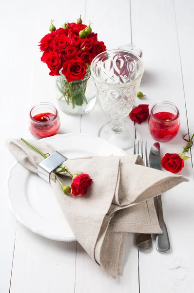 Святкова обстановка столу з червоними трояндами — стокове фото