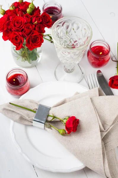 Накрытие праздничного стола с красными розами — стоковое фото