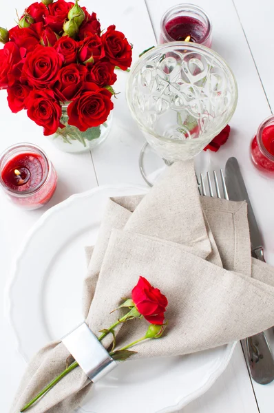 Festive table setting with red roses — Stock Photo, Image