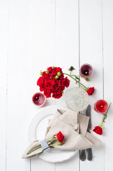 Configuração de mesa festiva com rosas vermelhas — Fotografia de Stock