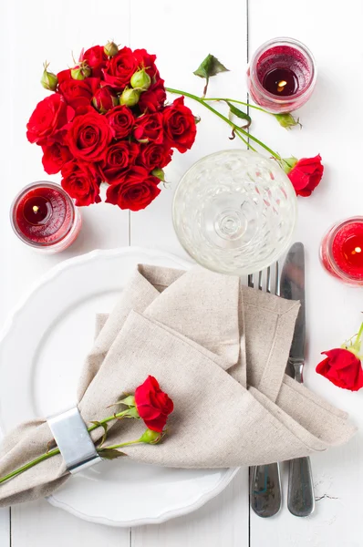 Ρύθμιση γιορτινό τραπέζι με κόκκινα τριαντάφυλλα — Φωτογραφία Αρχείου