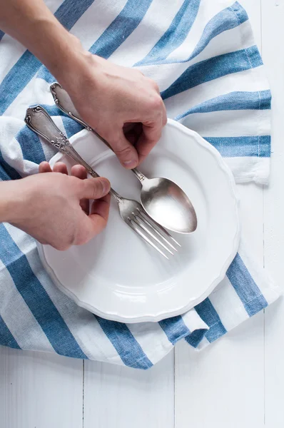 Händer arrangera bestick — Stockfoto