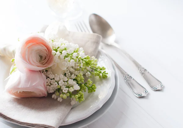 Svatební elegantní jídelní stůl nastavení — Stock fotografie