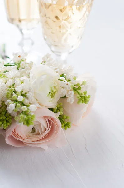 Élégant bouquet de fleurs et deux verres de vin — Photo