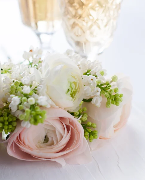 Élégant bouquet de fleurs et deux verres de vin — Photo