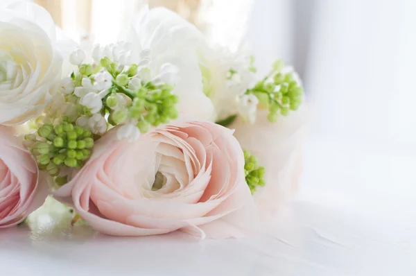 Élégant bouquet de fleurs et deux verres de vin — Photo