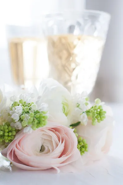 Элегантный букет цветов и два бокала вина — стоковое фото