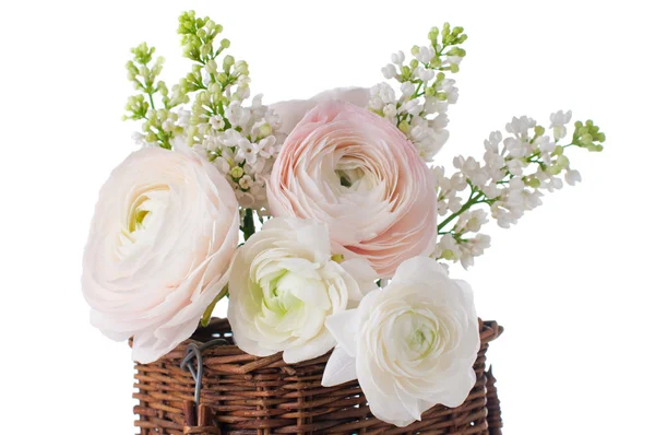 Düğünçiçekleri ve hasır sepet içinde beyaz leylak — Stok fotoğraf