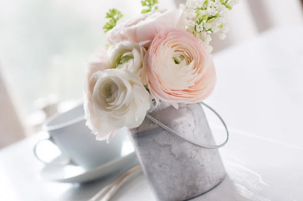 Flowers and cup — Stock Photo, Image