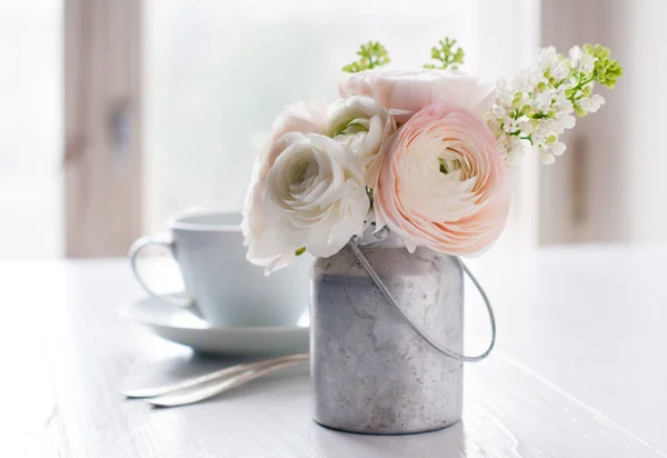 Flowers and cup — Stock Photo, Image