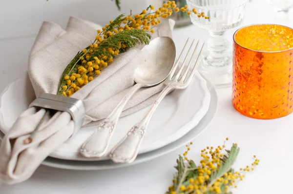 Kevään juhla ruokapöytä kattaminen — kuvapankkivalokuva