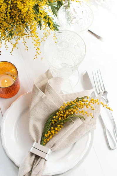 Voorjaar feestelijke eettafel instelling — Stockfoto