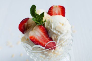 badem ve çilek vanilyalı dondurma