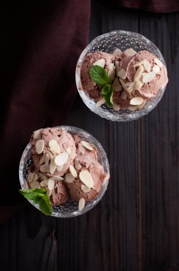 çikolatalı dondurma.