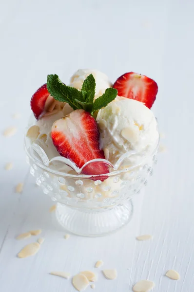 Vanilleeis mit Mandeln und Erdbeeren — Stockfoto