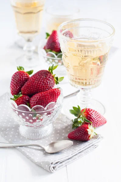 Strawberries and wine — Stock Photo, Image