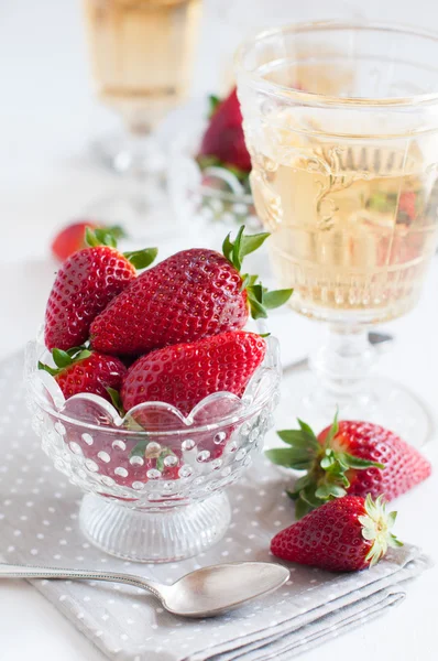 草莓和红酒 — 图库照片