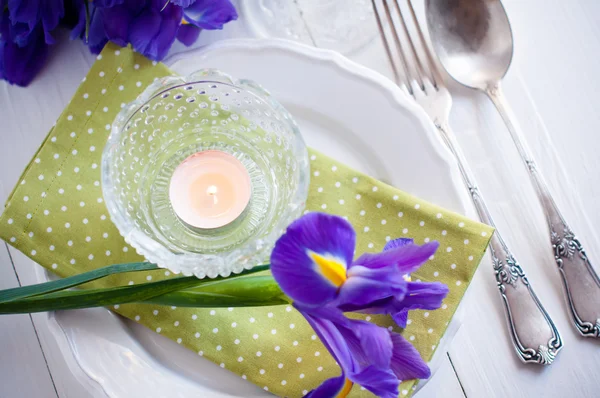 De instelling van de tabel met paarse iris bloemen — Stockfoto