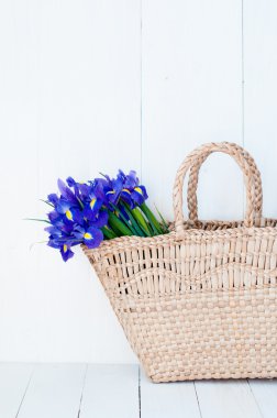 bahar çiçekleri ile hasır sepet