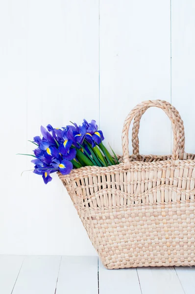 Flätad korg med vårblommor — Stockfoto