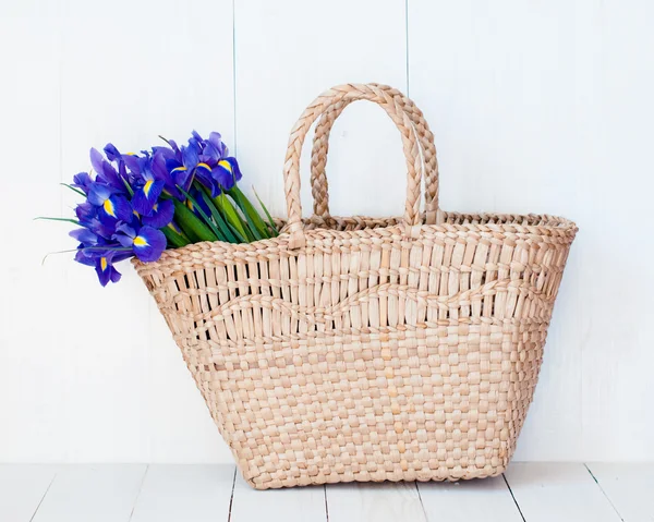 Rieten mand met Lentebloemen — Stockfoto