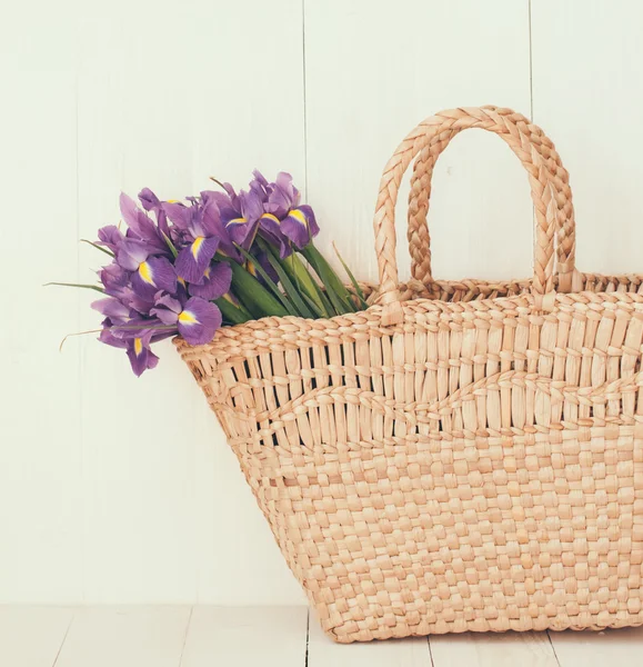 Rieten mand met Lentebloemen — Stockfoto