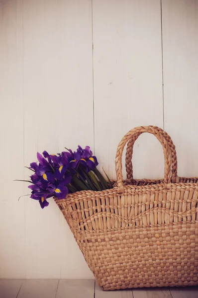 春の花と枝編み細工品バスケット — ストック写真
