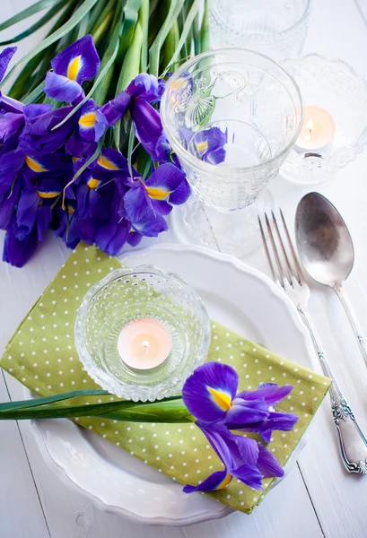 Configuração de mesa com flores de íris roxas Fotografia De Stock