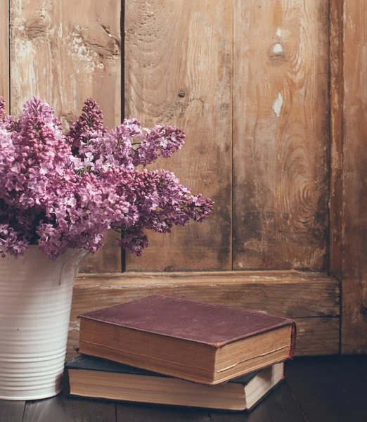 Vintage boeket van lila bloemen — Stockfoto