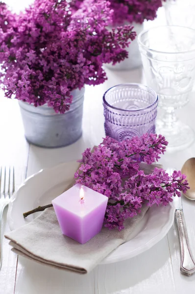 Dukningen med lila blommor — Stockfoto