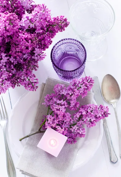 De instelling van de tabel met lila bloemen — Stockfoto