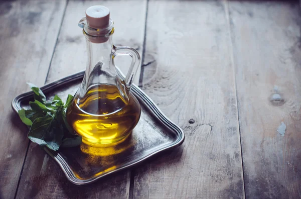 Olivový olej v láhvi vinobraní — Stock fotografie