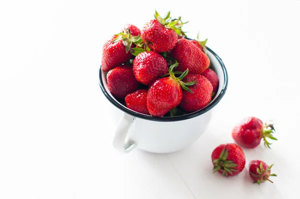Φράουλες σε κούπα λευκό σμάλτο — Φωτογραφία Αρχείου