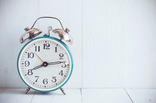 Grande velho relógio de alarme vintage — Fotografia de Stock