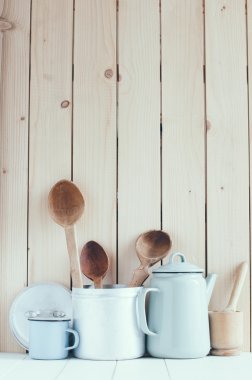 cezve, emaye kupalar ve rustik kaşık 
