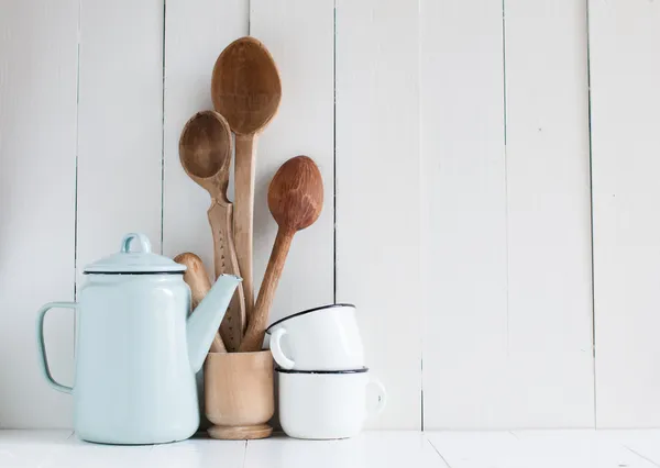 Cafetera, tazas de esmalte y cucharas rústicas —  Fotos de Stock